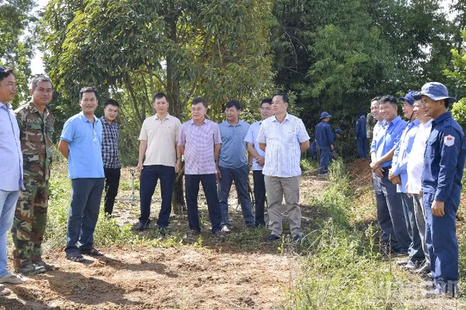Đoàn công tác Bộ Chỉ huy Quân sự tỉnh Đồng Tháp thăm, động viên cán bộ, chiến sĩ tại địa điểm tìm kiếm hài cốt liệt sĩ trên nước bạn Campuchia.