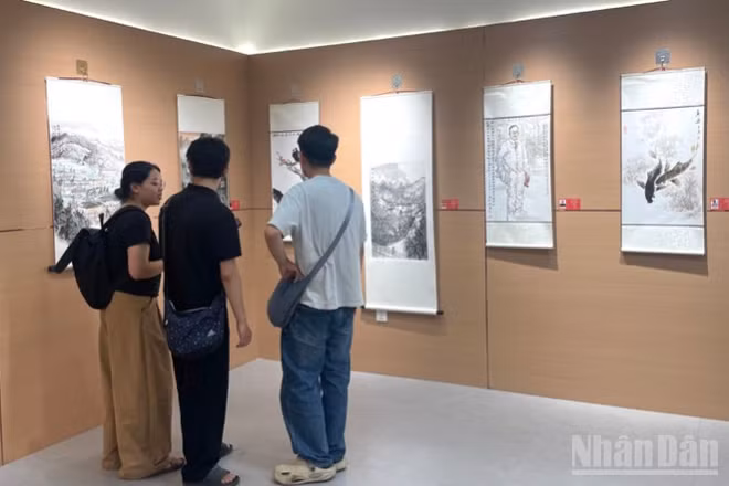 Trưng bày tác phẩm thư họa Trung Quốc. 