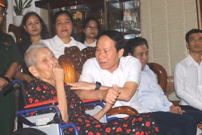 Nữ Anh hùng lực lượng vũ trang nhân dân Kăn Lịch bày tỏ xúc động khi Phó Thủ tướng Lê Tiến Châu đến thăm hỏi, tặng quà động viên.