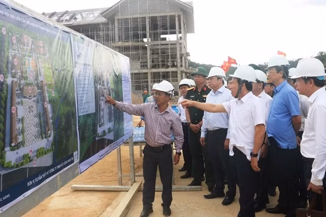 Phó Thủ tướng Lê Tiến Châu kiểm tra tiến độ thi công trên công trường Trường phổ thông nội trú liên cấp tại A Lưới 4.