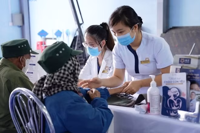 Các y, bác sĩ trực tiếp thăm khám và tư vấn sức khỏe cho người dân trên địa bàn xã A Lưới 4.