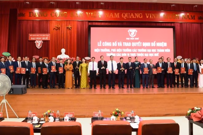 Đại học Huế trao quyết định bổ nhiệm lãnh đạo các trường đại học thành viên và đơn vị trực thuộc nhiệm kỳ mới.