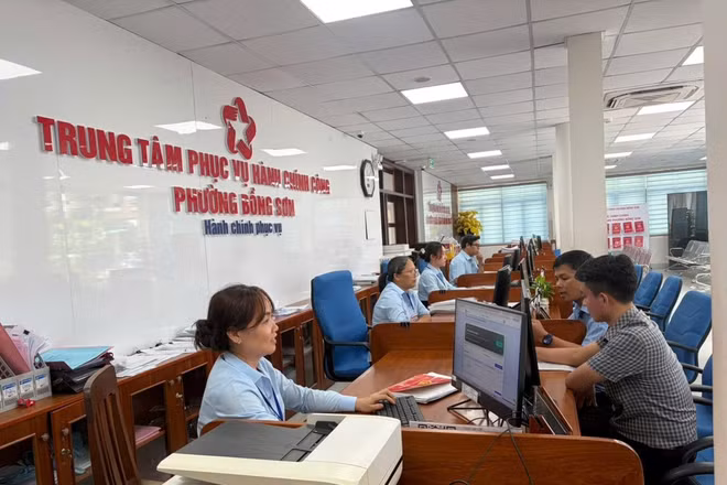 Dù triển khai dịch vụ công trực tuyến, người dân vẫn phải mất nhiều lượt đi lại trực tiếp mới hoàn tất khâu nộp hồ sơ. 