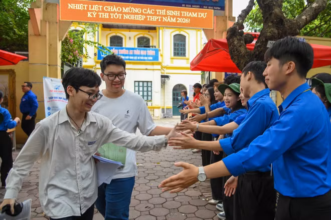 Lựa chọn cánh cửa nào để bước tiếp là những bài toán khó. Ảnh: Thế Đại