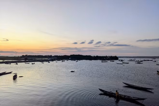 Những vòng sóng gợn giữa tà huy.