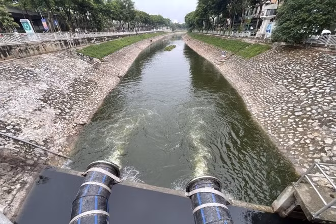 Đường ống dẫn nước hồ Tây vào sông Tô Lịch. 