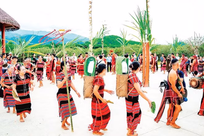 Tái hiện lễ hội Aza (mừng lúa mới) của người Pa Cô, Tà Ôi tại A Lưới.