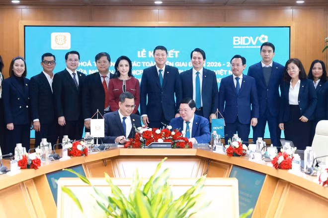 Ông Nguyễn Đức Dũng (Phó Tổng Giám đốc KN Holdings) và ông Đoàn Việt Nam (Phó Tổng Giám đốc BIDV) đại diện hai đơn vị ký kết Thỏa thuận hợp tác.
