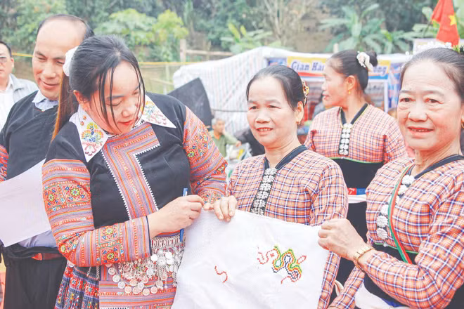 Chấm thi thêu hoa văn trên vải tại Lễ hội Tết cổ truyền dân tộc H'Mông ở xã Chiềng Sại, tỉnh Sơn La. (Ảnh: LÒ THÁI)