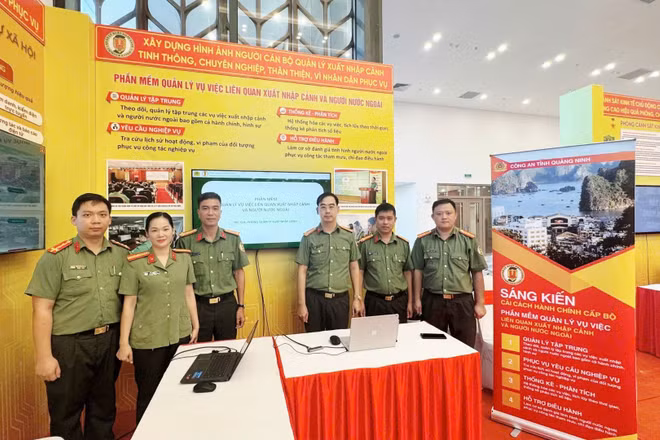 Trưng bày giới thiệu Phần mềm "Quản lý vụ việc liên quan xuất nhập cảnh và người nước ngoài” tại Hội nghị Chuyển đổi số lần thứ tư trong lực lượng Công an nhân dân.