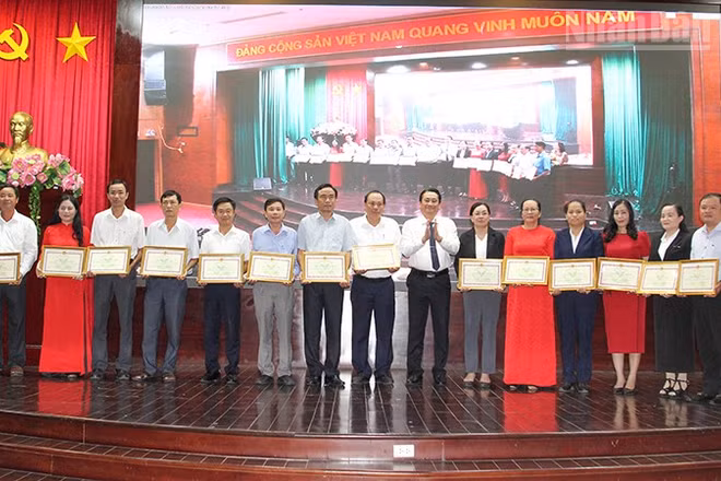 Khen thưởng các tập thể và cá nhân có thành tích xuất sắc. 