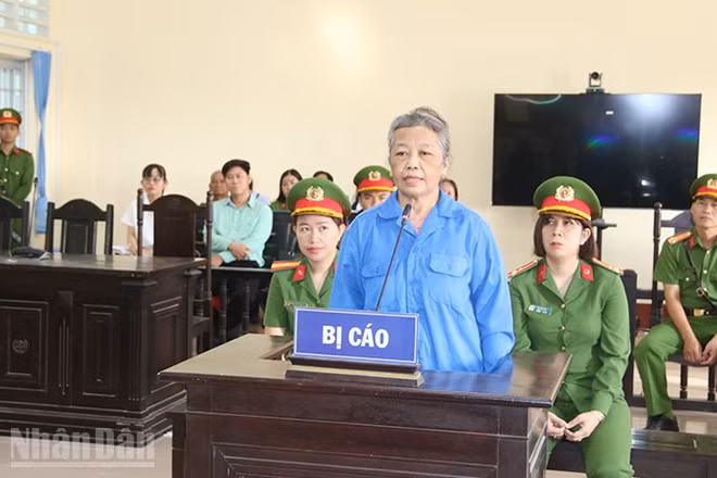 Đối tượng Thạch Thị Hoa Ri bị đưa ra xét xử tại Tòa án nhân dân khu vực 12, tỉnh Vĩnh Long.