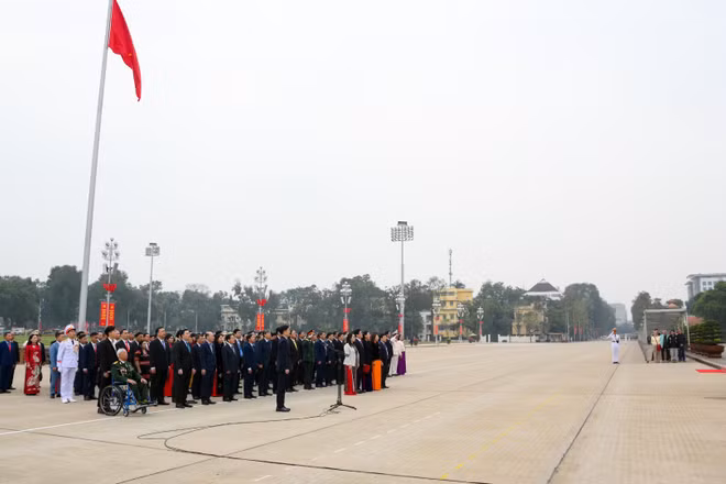 Đoàn đại biểu Bí thư Chi bộ xuất sắc toàn quốc báo công dâng Bác.