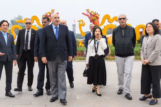 Chủ tịch Hạ viện Jordan Mazen Turki El Qadi cùng đoàn tham quan Hoàng Thành Thăng Long.