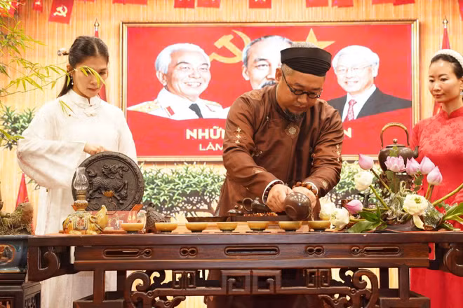 Các nghệ nhân trà trình diễn nghệ thuật pha trà tại sự kiện. (Ảnh: VCCA)