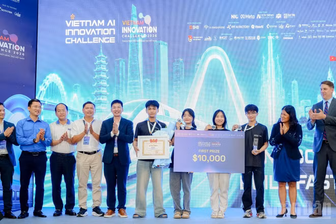 Vinh danh giải Nhất. (Ảnh: HNV)