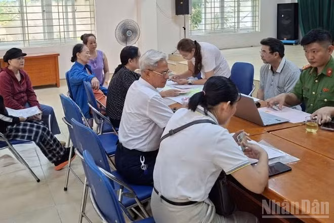 Một trong nhiều hoạt động giữa nhân dân với tổ công tác liên ngành tại Tổ dân phố 30 Mỹ Đình, Từ Liêm, Hà Nội. (Ảnh: CTV)