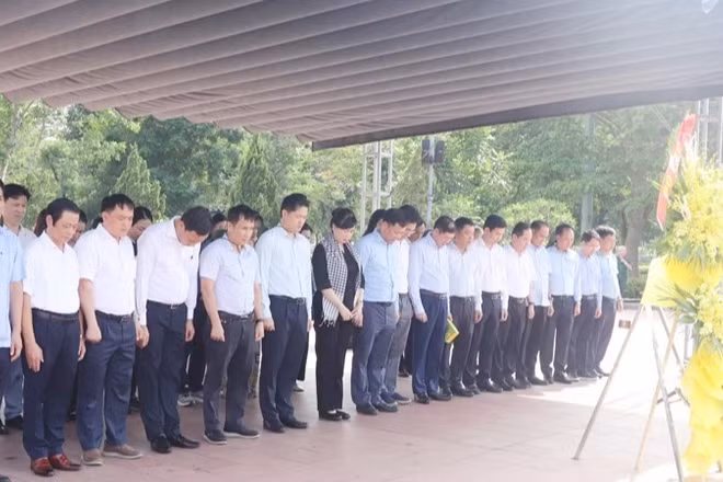 Đoàn công tác Bộ Y tế tri ân các Anh hùng liệt sĩ tại Di tích quốc gia đặc biệt Thành cổ Quảng Trị.