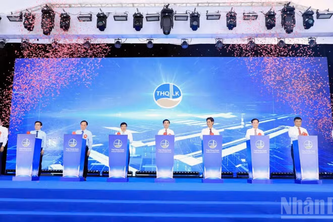 Đại tướng Phan Văn Giang cùng các đại biểu thực hiện nghi thức Lễ công bố sản phẩm nhôm thỏi đầu tiên của Việt Nam.