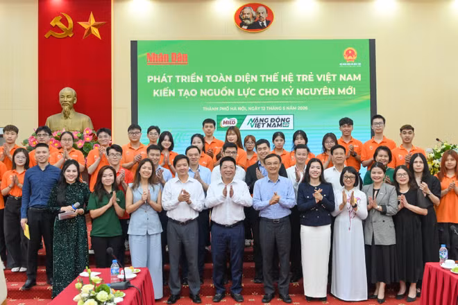 Các đại biểu cùng các bạn sinh viên dự hội thảo.