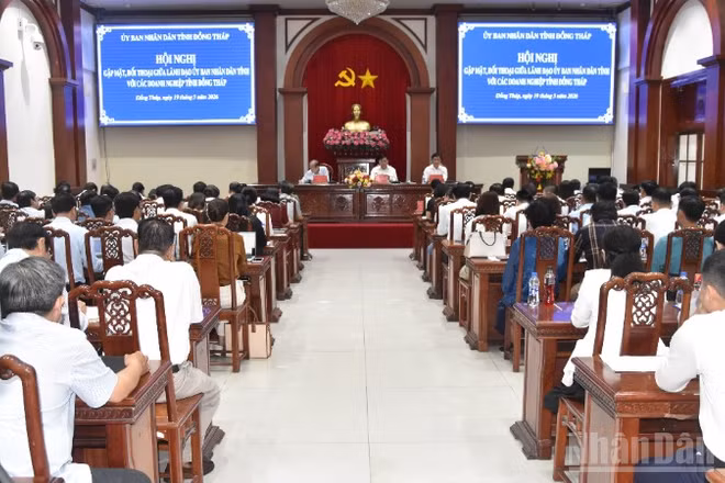 Lãnh đạo tỉnh Đồng Tháp gặp mặt, đối thoại với doanh nghiệp.