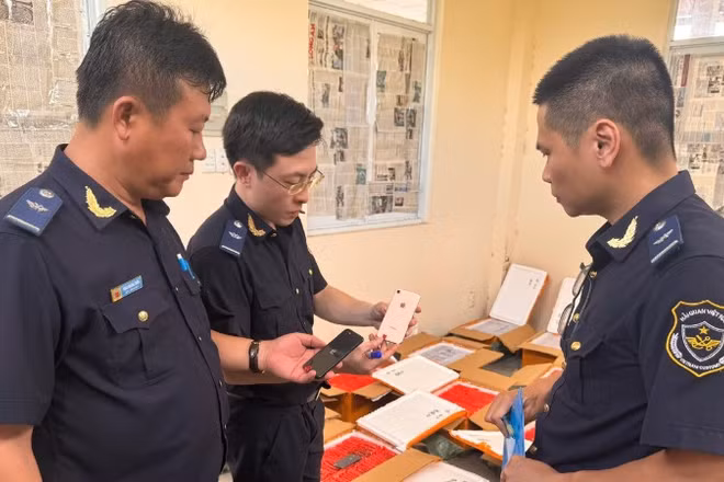 Lực lượng hải quan kiểm tra, đối chiếu tang vật bị thu giữ. (Ảnh: CHQ)