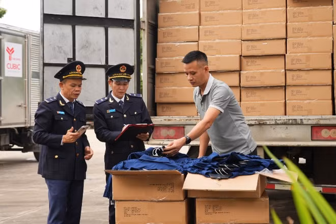 Lực lượng hải quan thực hiện kiểm tra thực tế hàng hóa theo quy định. (Ảnh: Cục Hải quan)