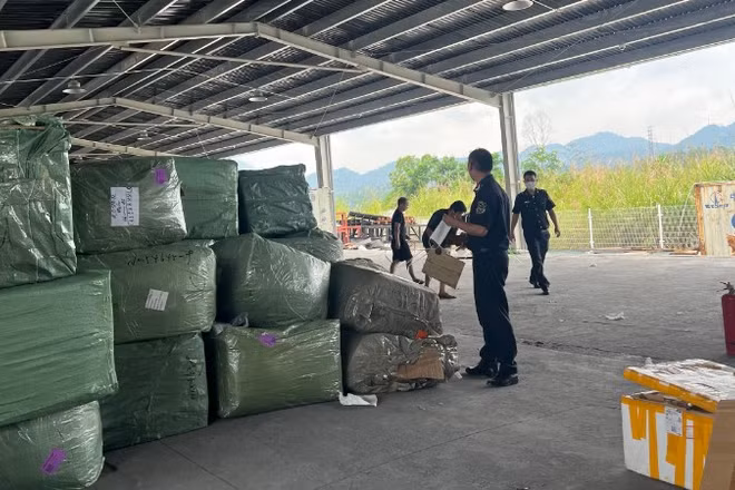 Lực lượng hải quan kiểm tra lô hàng quá cảnh có dấu hiệu vi phạm quyền sở hữu trí tuệ tại khu vực cửa khẩu. (Ảnh: CHQ)