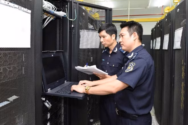 Cán bộ hải quan vận hành, kiểm tra hệ thống công nghệ thông tin.
