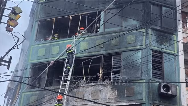 Lực lượng chức năng xử lý hiện trường vụ cháy.