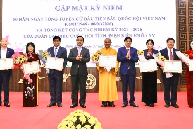 Đồng chí Trần Tiến Dũng, Bí thư Tỉnh ủy Điện Biên cùng đồng chí Lê Văn Lương, Chủ tịch Ủy ban nhân dân tỉnh trao Bằng khen tặng các cá nhân.