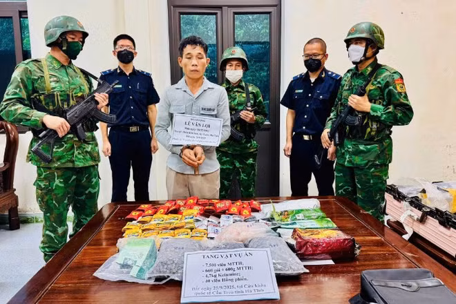 Sự phối hợp giữa các lực lượng chức năng giữ vai trò then chốt trong đấu tranh chống buôn lậu và hàng giả.