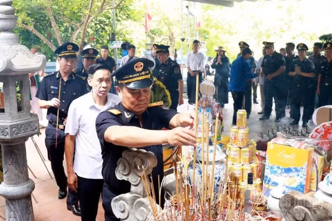 Cục trưởng Cục Hải quan Nguyễn Văn Thọ dâng hương tưởng niệm các Anh hùng liệt sĩ trong Chương trình hướng về cội nguồn tại xã Thanh Thủy, tỉnh Tuyên Quang.