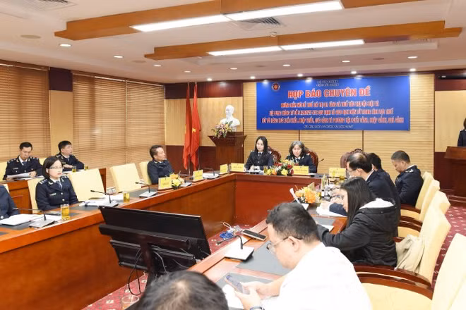 Toàn cảnh buổi họp báo. 