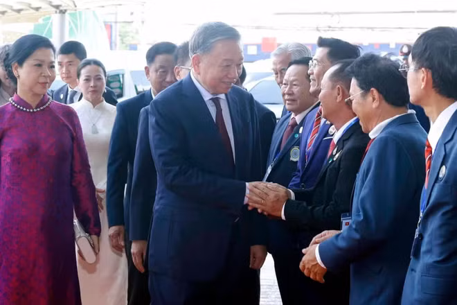 Tổng Bí thư, Chủ tịch nước Tô Lâm và Phu nhân gặp gỡ cộng đồng người Việt Nam tại Thái Lan. (Ảnh: Thống Nhất/TTXVN) 