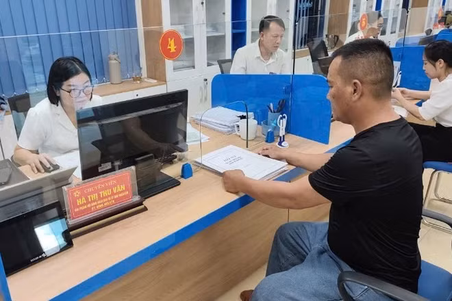 Người có nhu cầu mua tài sản được phát hai Phiếu đăng ký mua theo mẫu thống nhất. 