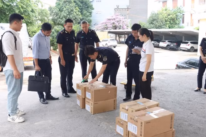 Lực lượng Hải quan kiểm tra lô hàng ổ cứng nhập khẩu có dấu hiệu xâm phạm quyền sở hữu trí tuệ tại Bắc Ninh. (Ảnh: CHQ) 