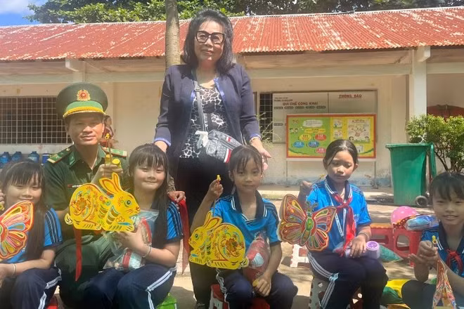 Anh hùng Lao động Dương Tú Trinh, đảng viên 30 năm tuổi Đảng (Đảng bộ phường Diên Hồng) tặng quà Trung thu cho các em thiếu nhi tỉnh Tây Ninh.