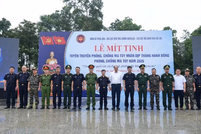 Các đại biểu tham dự lễ mít-tinh.