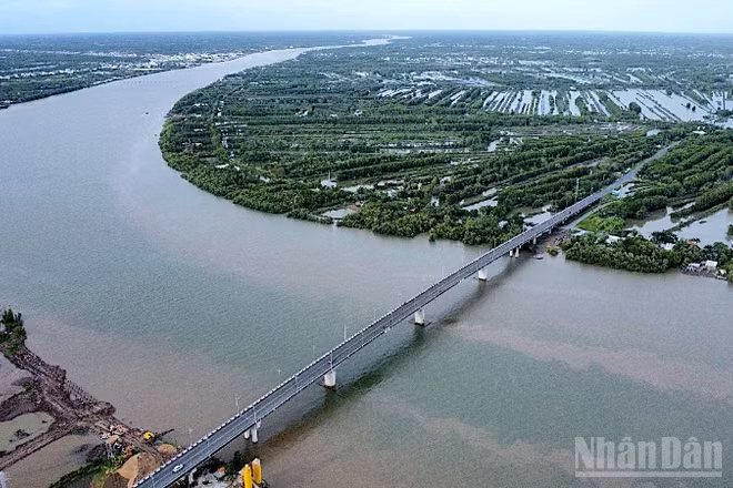 Dòng sông lớn nhất Cà Mau đoạn qua xã Năm Căn đặc quánh phù sa đang dần hồi sinh nguồn lợi thủy sản.