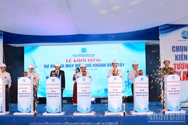 Lãnh đạo tỉnh Cà Mau và chủ đầu tư thực hiện nghi thức khởi động dự án. (Ảnh: HỮU TÙNG)