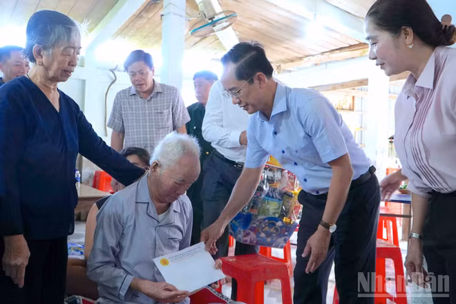 Phó Bí thư Tỉnh ủy Cà Mau Hồ Thanh Thủy (thứ 2 từ phải qua) trao tặng quà hỗ trợ nạn nhân chất độc da cam trên địa bàn xã Đá Bạc. (Ảnh: HỮU TÙNG)
