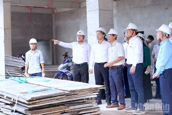 Thứ trưởng Thường trực Bộ Y tế Vũ Mạnh Hà (thứ 3 từ trái qua) khảo sát thực tế Dự án Bệnh viện đa khoa Cà Mau quy mô 1.200 giường.