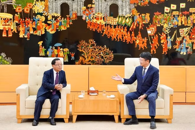 Thứ trưởng Tư pháp Việt Nam Nguyễn Thanh Tịnh chào mừng Ủy viên Bộ Chính trị, Phó Thủ tướng Chính phủ, Bộ trưởng Tư pháp Lào Khamphan Phommathat.