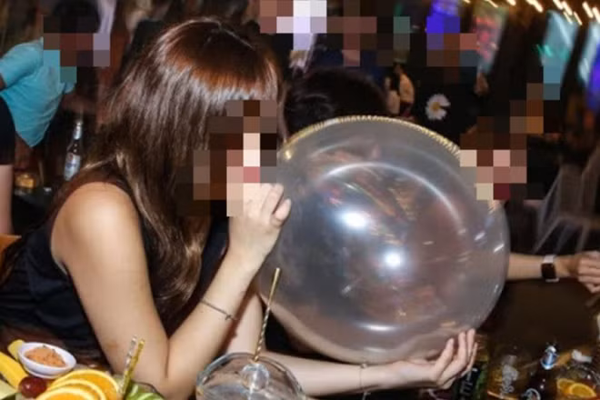 Khí N2O là loại khí sử dụng trong “bóng cười”, mang lại cảm giác hưng phấn, ảo giác. (Ảnh: HNM)