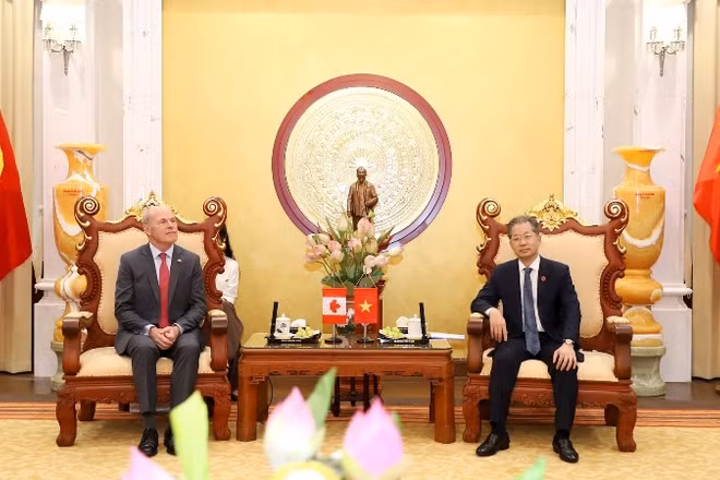 Đại diện hai bên tại buổi tiếp.