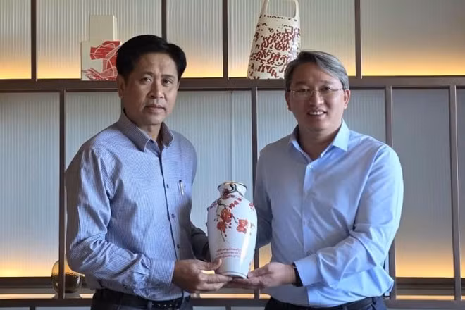 Bộ trưởng Tư pháp Lào và Bộ trưởng Tư pháp Việt Nam tại buổi gặp.