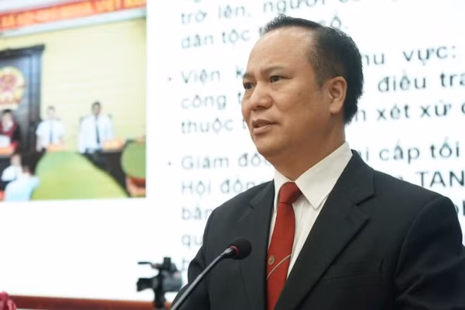 Phó Giáo sư, Tiến sĩ Nguyễn Đức Hạnh, Giám đốc Học viện Tòa án trình bày chuyên đề.