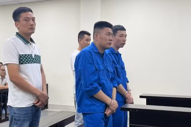 Các bị cáo tại phiên tòa. (Ảnh: MẠNH HÙNG)