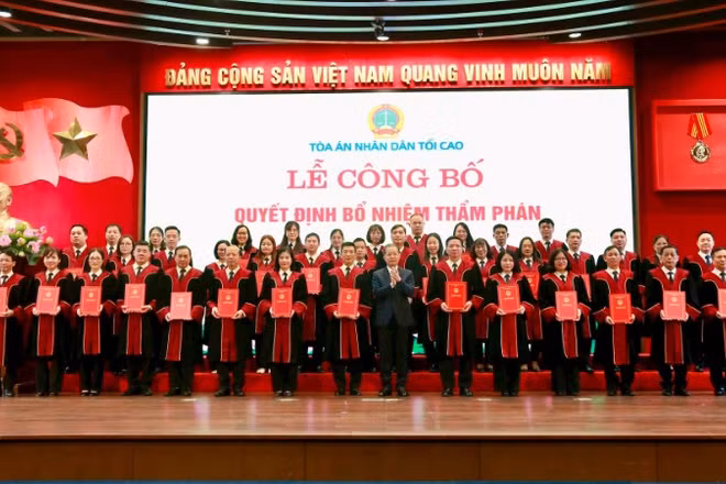 Chánh án Tòa án nhân dân tối cao cùng các thẩm phán được trao Quyết định.